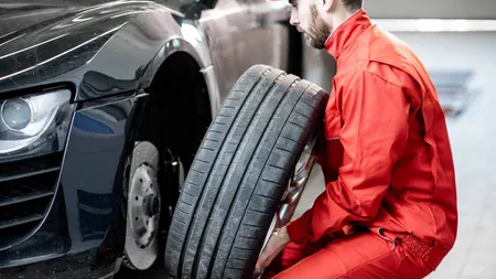 Cât costă să-ţi schimbi cauciucurile de vară cu anvelope de iarnă. Românii s-au înghesuit la service-uri după ninsorile din ultimele zile