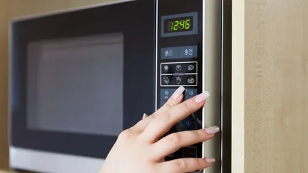 Chimie în bucătărie. Care sunt cele două lichide ce nu trebuie încălzite în cuptorul cu microunde