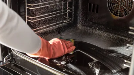 Ingredientul minune cu care poți curăța cuptorul în câteva minute. Este foarte ieftin, iar gospodinele spun că nu există ceva mai bun