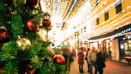 S-a început montarea decorațiunilor de Crăciun în București. Anunțul făcut de Nicușor Dan: 