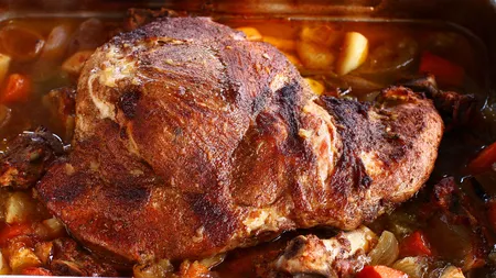 Trucuri pentru o friptură de porc fragedă. Cât timp trebuie, de fapt, să stea la cuptor