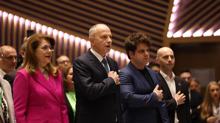 O persoană care a răspândit în trecut propagandă rusă, lângă Mircea Geoană la un eveniment electoral