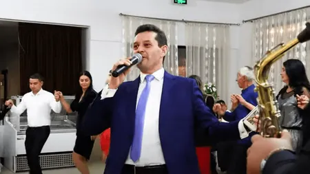 Un primar din Mehedinţi cântă la nunţi şi botezuri. Câţi bani face din lăutărie, pe lângă salariul de 11.000 de lei de la stat VIDEO