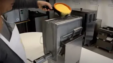VIDEO Mămăliga se vinde şi la dozator. Sărmăluţele rămân tot la restaurant