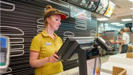 Val de angajări la McDonald’s. Angajații primesc până la 4.700 de lei în mână. Ce alte beneficii sunt incluse