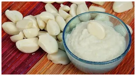 Rețetă mujdei de usturoi delicios, care merge numai bine la un grătar. Trucul pentru ca mujdeiul să nu mai aibă un miros înțepător