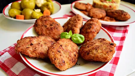 Rețetă de pârjoale moldovenești. Trucul folosit de gospodine pentru a le face extrem de delicioase