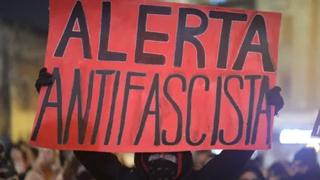 A treia zi de proteste în stradă față de Călin Georgescu. ”Jos CG, sus 5G!”. În București, protestatarii au manifestat în Piața Victoriei / Susținători ai candidatului TikTok s-au adunat și ei, la Universitate
