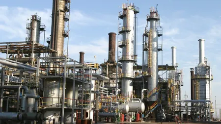 Legea care triplează impozitul pe cifra de afaceri a marilor companii petroliere la 1,5%, promulgată de Klaus Iohannis