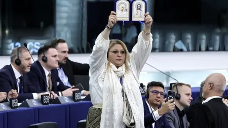 VIDEO Diana Şoşoacă, un nou circ în Parlamentul European. S-a dus cu doi preoţi să sfinţească clădirea: 