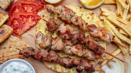 Souvlaki de porc cu salată de ceapă. Trucul prin care poți obține cele mai suculente frigărui din carne