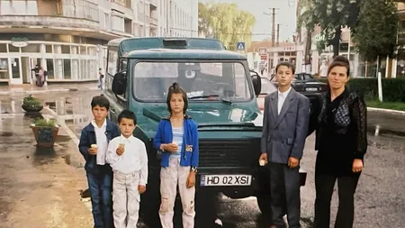 Recunoaște personajele din imagine. Poza este făcută în 2004, iar astăzi, familia este una dintre cele mai faimoase din showbiz-ul românesc