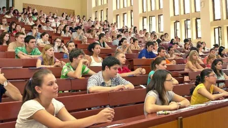 Un grup de studenți reclamă limitarea accesului la burse care i-ar ajuta să devină profesori