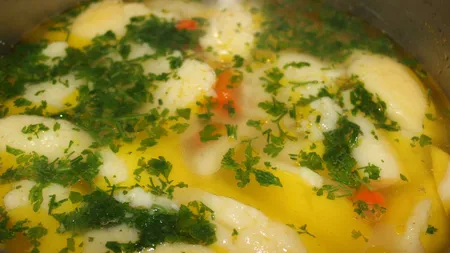 Cum prepară bucătăresele din Germania supa de găluște. Knödelsuppe este o mâncare apreciată la nemți