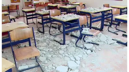 Incident șocant la o școală din Târgu Mureș. Doi elevi au fost răniți după ce tavanul clasei a căzut peste ei