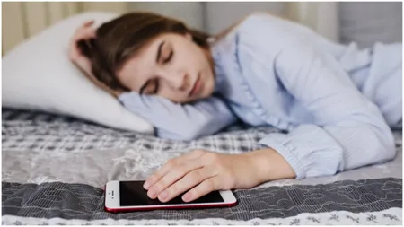 De ce nu este bine să dormi cu telefonul mobil pe noptieră. La ce distanţă trebuie să-l ţii noaptea pentru a nu îţi afecta creierul