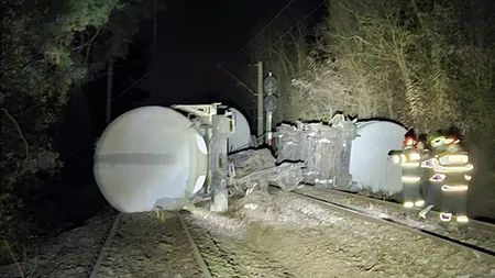 UPDATE Reacția lui Raed Arafat. Accident feroviar grav în județul Mehedinți. Un tren care transporta 1.300 de tone de benzină a deraiat. Au fost semnalate scurgeri de carburant