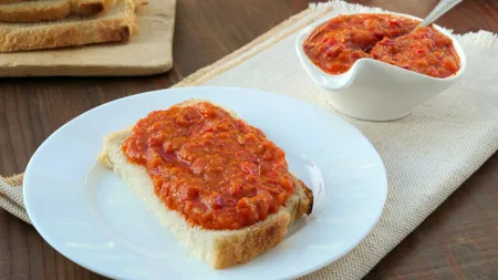 Ce să pui în zacuscă dacă vrei să nu mai iasă amară. Ingredientul secret floosit de gospodinele cu experiență
