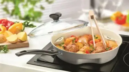 Cum se curăță corect tigăile ceramice. Gospodinele au dezvăluit trucul pentru a nu le strica