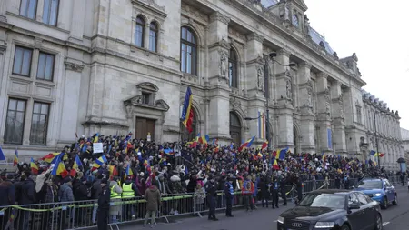 VIDEO Avocații lui Călin Georgescu au cerut recuzarea judecătoarei de la Curtea de Apel. Instanța a evacuat sala. Sute de susținători ai lui Georgescu protestează pe treptele CAB