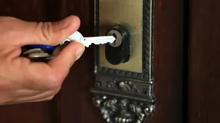 Cum descui ușa rapid dacă ai uitat cheia pe interior. Trucul care te scoate din încurcătură
