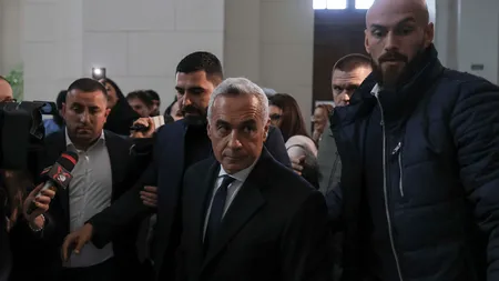 Curtea de Apel Bucureşti a respins cererile de recuzare în dosarul în care Călin Georgescu a contestat anularea alegerilor. Magistraţii urmează să se pronunţe marţi cu privire la contestaţia depusă de Georgescu