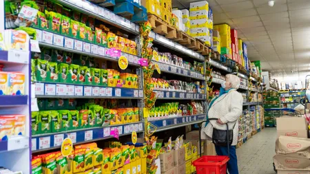 Produsele de bază se scumpesc masiv chiar de Sărbători. Decizia care va revolta românii, adoasul comercial NU se mai plafonează