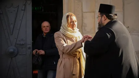 Elena Lasconi a mers la mănăstire după ce a votat: ”M-am rugat pentru democrație, pace și înțelegere între noi!”
