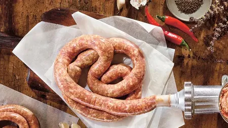 Ingredientul care strică tot gustul bun al cârnaților de casă. 99% dintre gospodine exagerează cu el