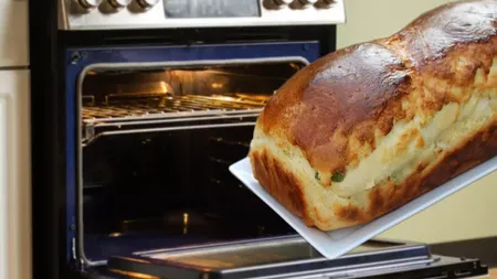 La câte grade trebuie setat cuptorul pentru cozonaci babani și gustoși. Secretul ca să nu rămână cruzi la interior