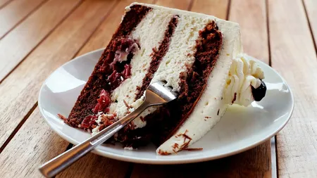Tort de ciocolată cu nucă și cremă mascarpone. Desertul care îți va fascina familia, în noaptea dintre ani