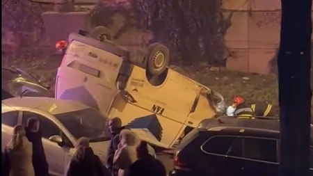 Accident spectaculos în Cluj. O dubă condusă de un curier s-a răsturnat peste alte două mașini, două persoane fiind rănite