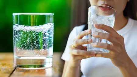 Apă minerală contaminată cu substanțe chimice periculoase. Sănătatea oamenilor și capacitatea de reproducere a acestora pot fi grav afectate