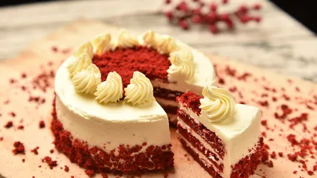 Cu ce să însiropezi blatul de tort. Secretul care transformă orice blat sec într-un desert umed și aromat