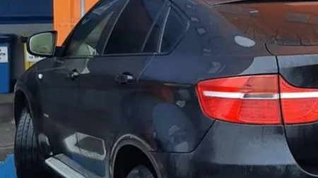 Modul incredibil în care un șofer din Iași și-a parcat BMW-ul. Oamenilor nu le-a venit să creadă când au văzut. „S-a străduit ceva”