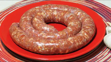 Ingredientul secret care face cârnații de casă delicioși. Trebuie să pui puțin câte puțin în compoziție