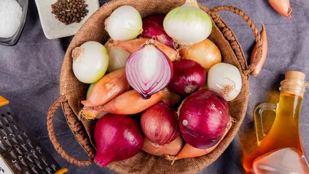 Unde trebuie să depozitezi ceapa iarna, ca să nu se strice. Lângă ce legume nu trebuie să o pui, vor mucegăi rapid