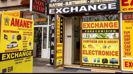 Euro a sărit de 5 lei la casele de schimb valutar. Tot mai mulţi români îşi schimbă economiile în moneda europeană