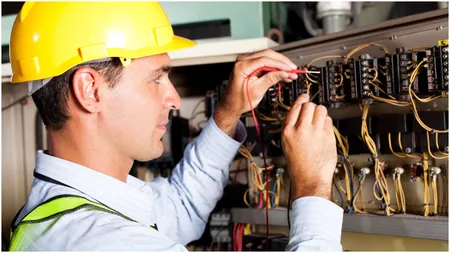 Salariul imens pe care-l încasează un electrician român în Olanda. Sunt zeci de posturi disponibile, dar lipsesc candidați