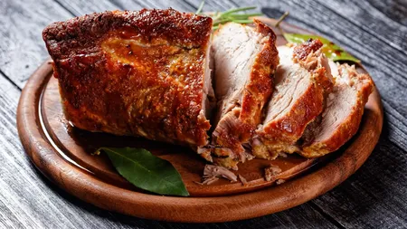 Friptura de porc pentru Crăciun, cea mai simplă rețetă. Cât trebuie ținută la cuptor pentru a obține o carne suculentă