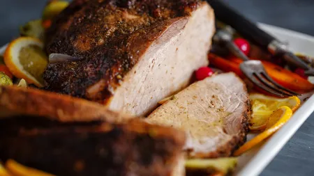 Friptură de porc la ceaun, așa cum o făcea bunica de Crăciun. Rețetă tradițională cu gustul autentic al copilăriei