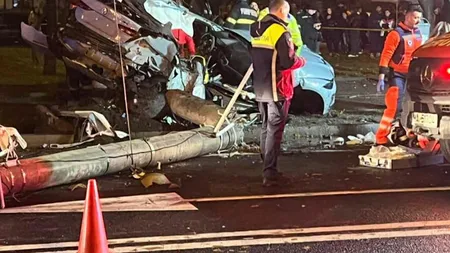 VIDEO ŞOCANT Tragedie în Ploieşti – Doi bărbaţi, de 26 şi 27 de ani, au murit, după ce au intrat cu maşina într-un copac. Se pare că făceau 