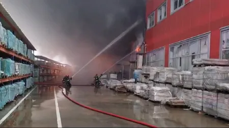 Incendiu puternic cu degajări mari de fum la un depozit de materiale de construcţii din Craiova
