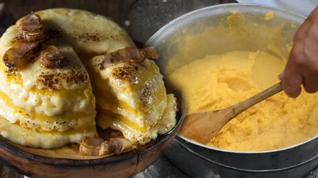 Ce se pune în mămăligă ca să nu se mai lipească. Ingredientul secret folosit de străbuni care îi dă o textură fină