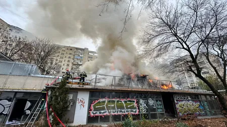Incendiu în centrul Capitalei. Fostul restaurant Mărul de Aur a luat foc. Acoperisul este în pericol de prăbuşire