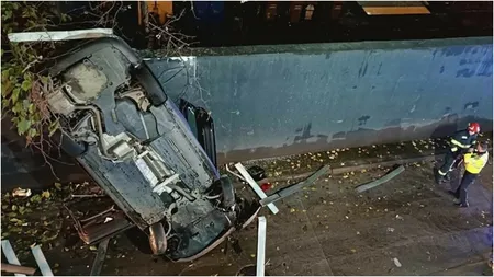 Maşină căzută de la etajul al doilea al parcării de la Mega Mall Bucureşti. Un tânăr de 20 de ani, fără permis auto, a fost rănit