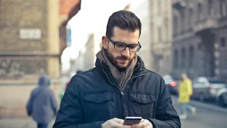 Cum afli dacă ești spionat de telefonul mobil. Experții te învață un test simplu