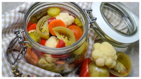 Cum să păstrezi borcanele cu murături după ce le-ai desfăcut. Doar așa nu se vor înmuia și vor rămâne tari și gustoase. Trucul care nu dă greș niciodată
