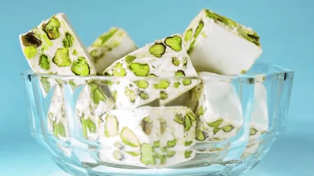 Rețetă de nuga cu fistic. Ai nevoie de doar 4 ingrediente. Este musai să încerci acest desert care se topește în gură