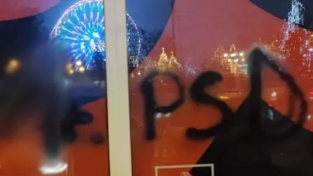 Revoltă după decizia CCR de anulare a primului tur al alegerilor prezidenţiale. Unul dintre sediile PSD au fost valdalizate
